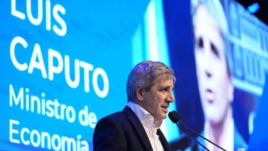 Caputo confirmó que el Gobierno trabaja en un IVA compartido con las provincias
