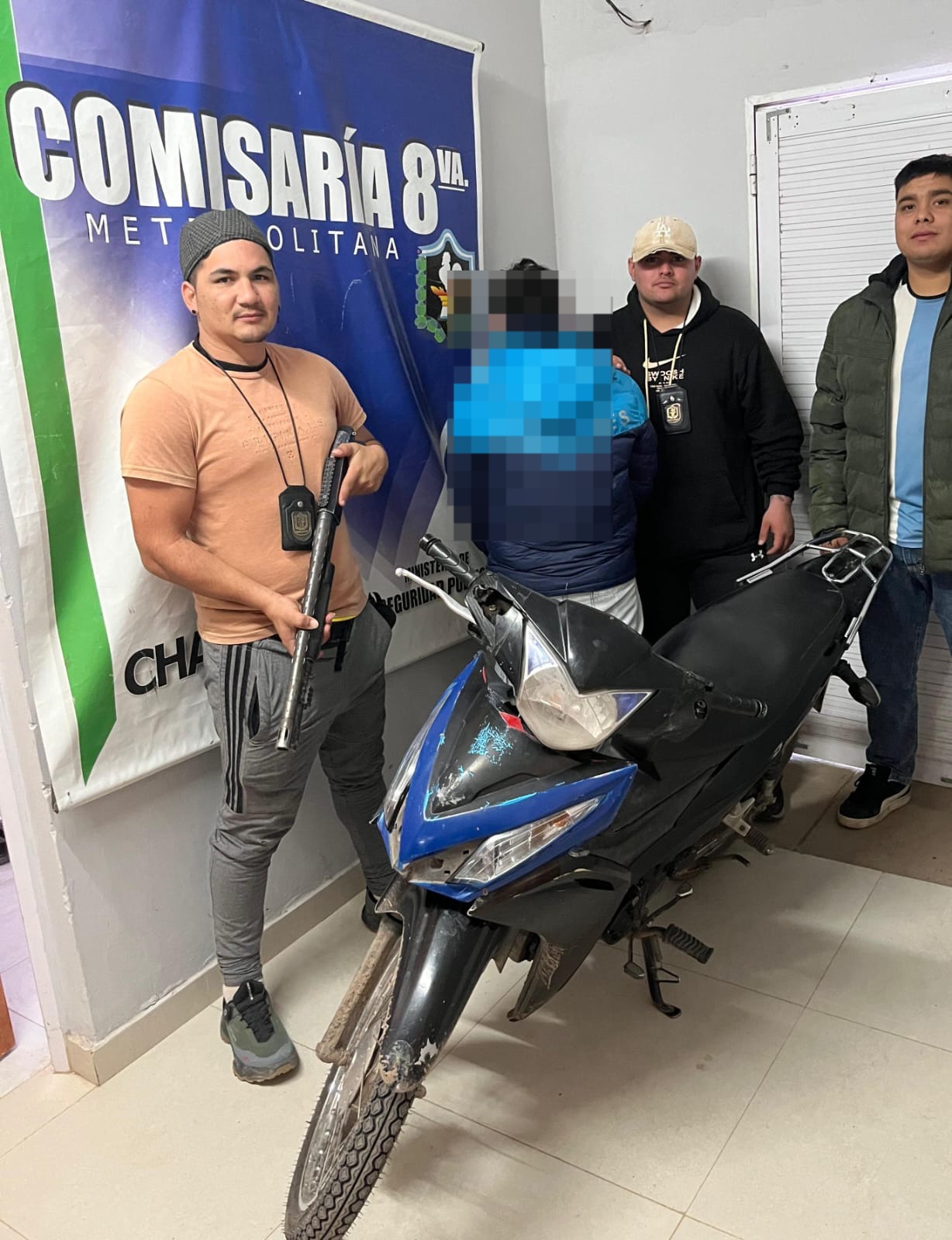 Villa Prosperidad: Policías interceptan a un joven que conducía una moto robada.