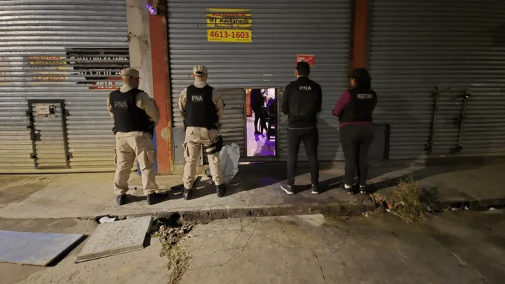 Clausuraron falso restaurante y rescataron a cuatro mujeres víctimas de explotación sexual