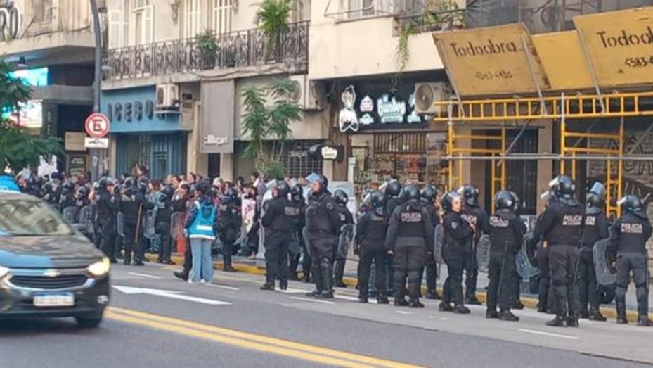 «La policía reprimió a los actores»: tensión en el abrazo en defensa del Instituto Nacional del Teatro