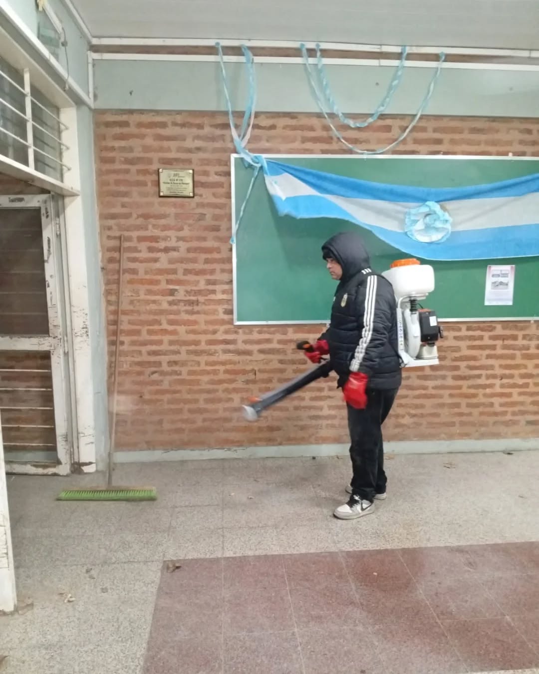 El municipio de Fontana realizó tareas de sanitización en instituciones educativas ante el aumento de infecciones respiratorias