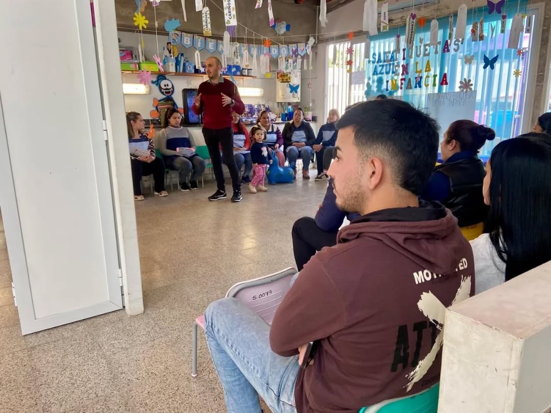 Municipalidad de Fontana: taller para las familias del CDI y entrega de uniforme al personal