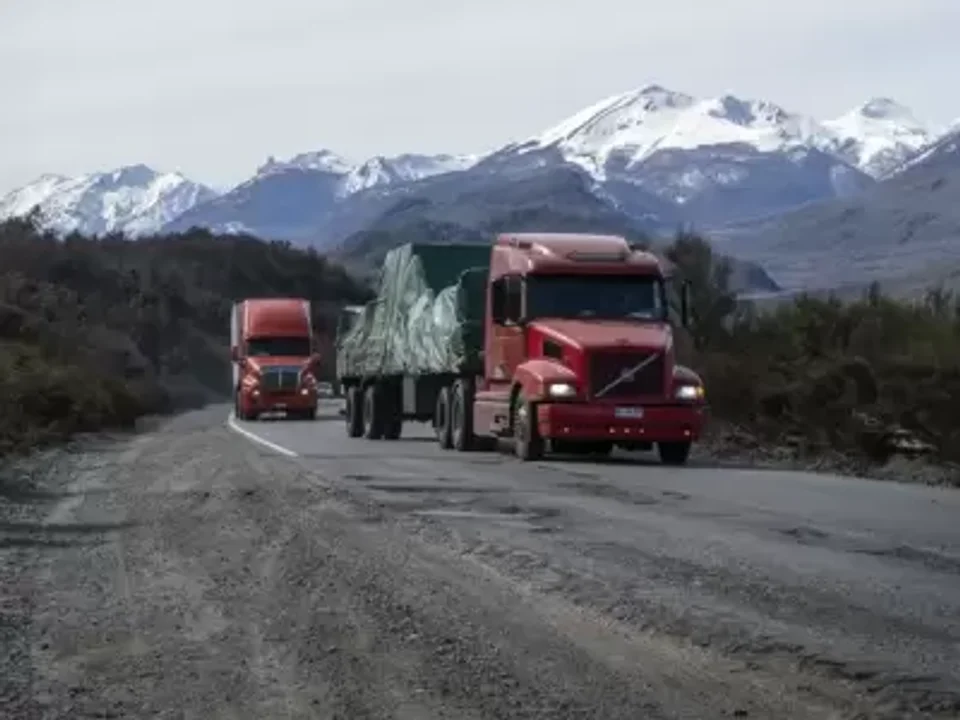 Los camioneros chilenos rechazan pagar más para transitar por rutas argentinas y crece la tensión
