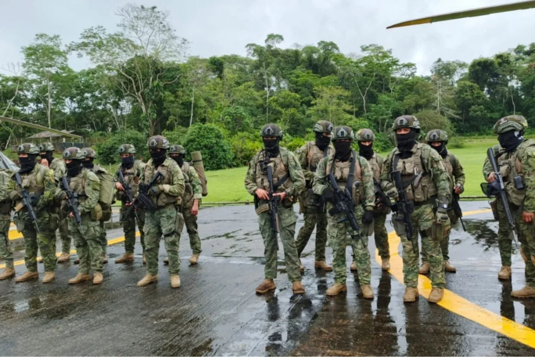 Ecuador incrementó un 30% su presencia militar en la frontera con Colombia