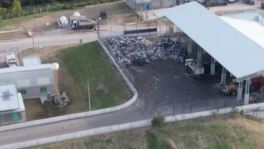 Por el olor de un basural que presentaron como «ecoparque» se descomponen alumnos de una escuela