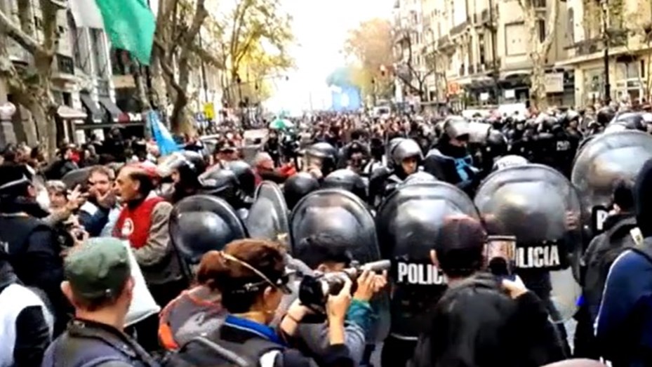 Trabajadores del Garrahan, jubilados y militantes por Cristina Kirchner en la Plaza de Mayo