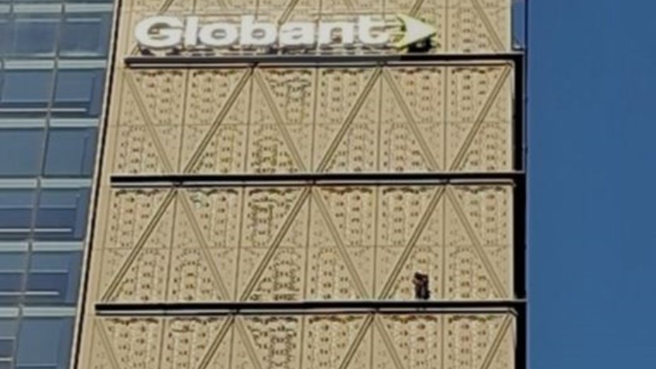 Detuvieron a un mendocino que escaló 15 pisos de una torre de Puerto Madero sin arnés