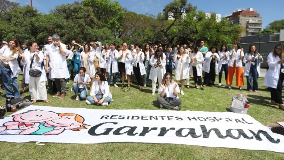Médicos del Garrahan marchan hacia Plaza de Mayo