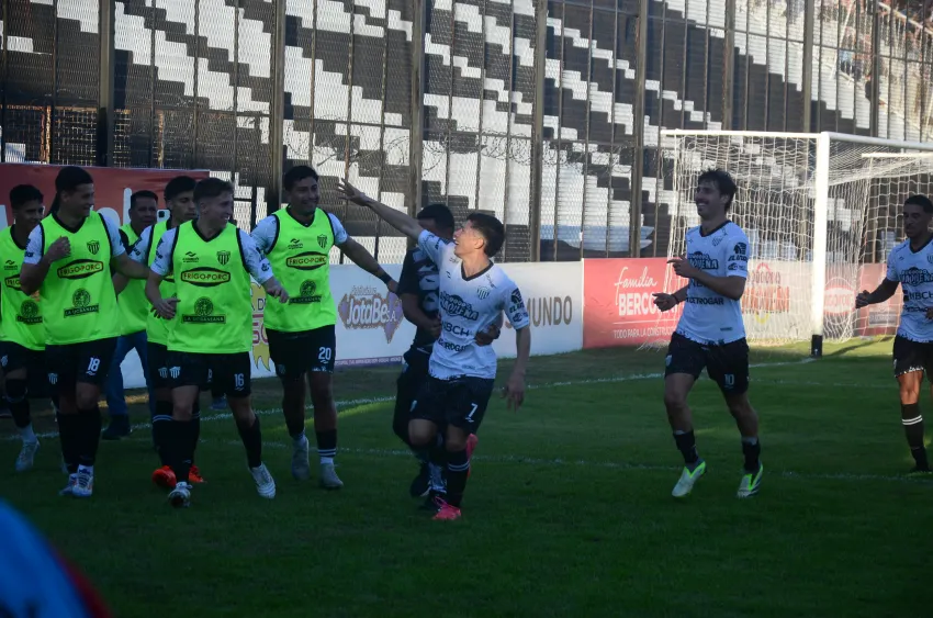 Triunfazo de For Ever: 2-0 a Colón y quinto en la tabla
