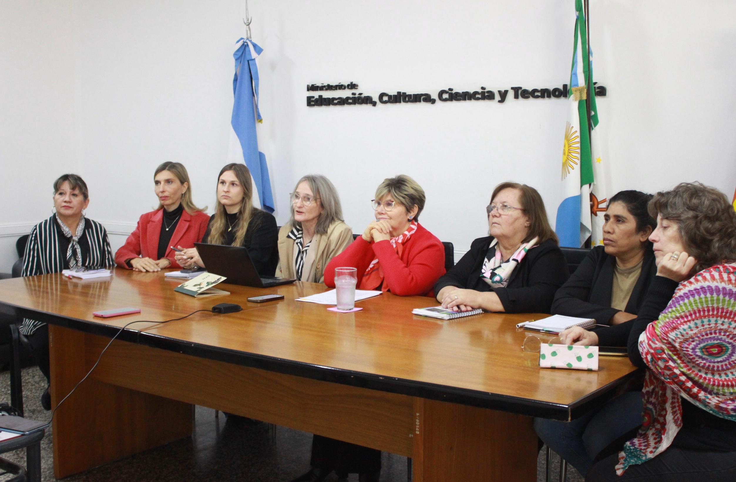 La Ministra Naidenoff anunció la puesta en marcha del Programa Escuelas Alfa en Red