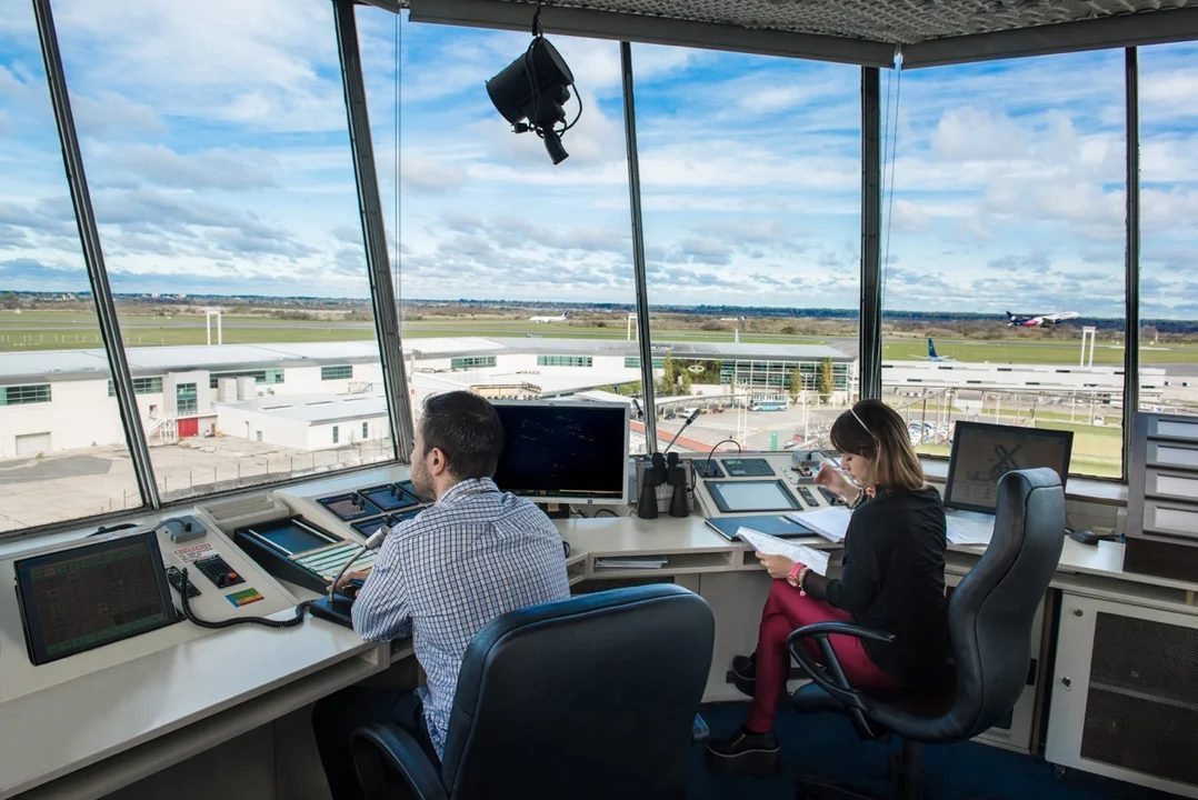 Controladores aéreos preparan medidas de fuerza en días claves de las vacaciones de invierno