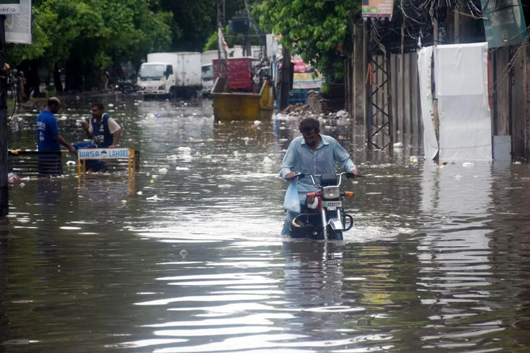 Las lluvias monzónicas y las inundaciones repentinas causan desastres en China, India y Pakistán