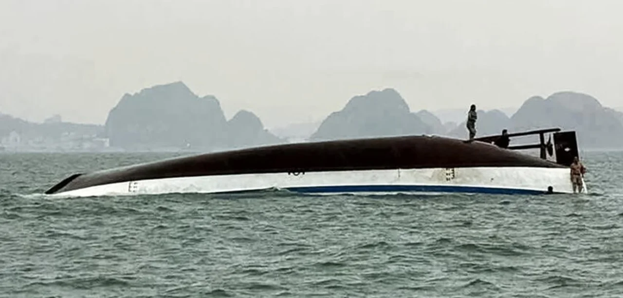 Volcó un barco turístico en Vietnam: 34 muertos