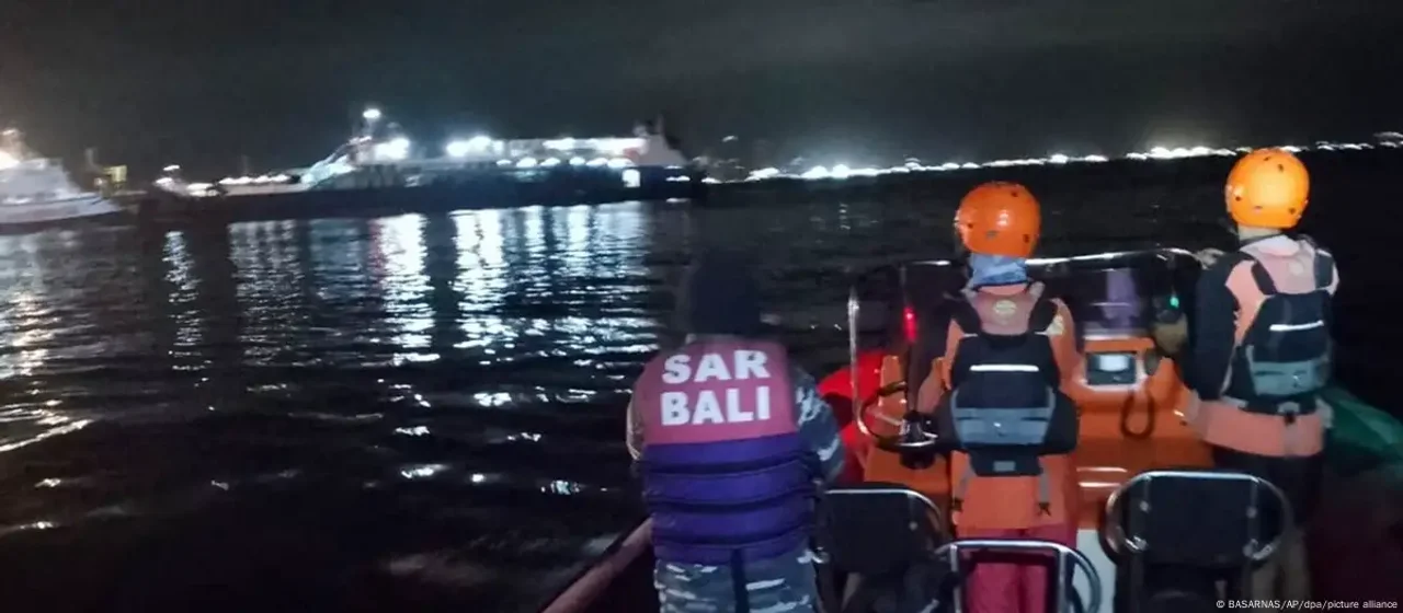 Hundimiento de un barco en Indonesia: cuatro muertos y 38 desaparecidos