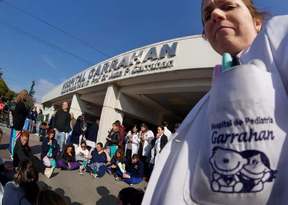 En medio de un nuevo paro, profesionales y familiares realizaron un abrazo simbólico al Garrahan