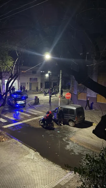 Fatal balacera en Rosario: asesinaron a un hombre e hirieron a dos mujeres