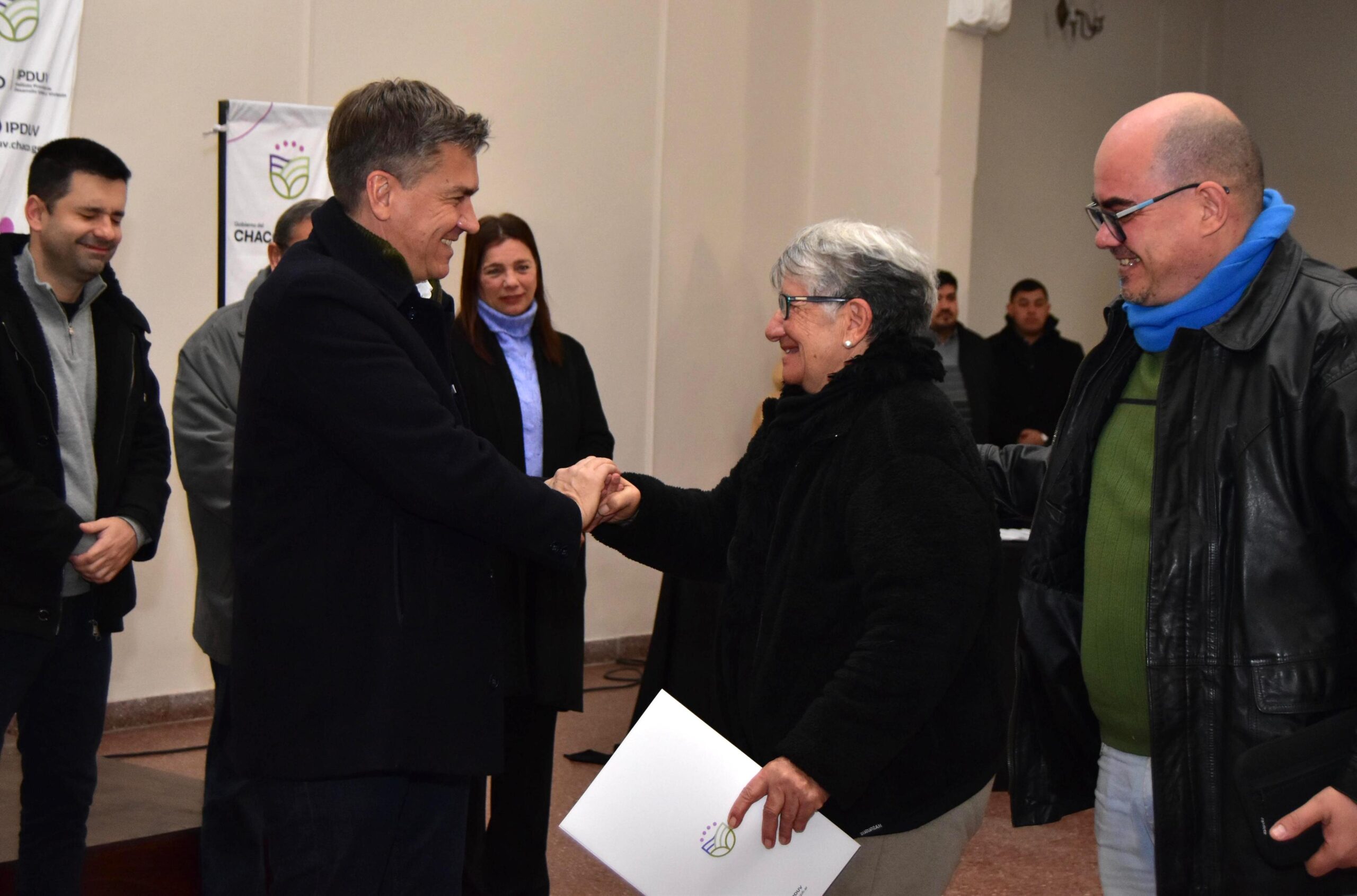 El Gobernador Zdero entregó 60 títulos de propiedad a familias de Sáenz Peña: “Decidimos dar tranquilidad a la gente”
