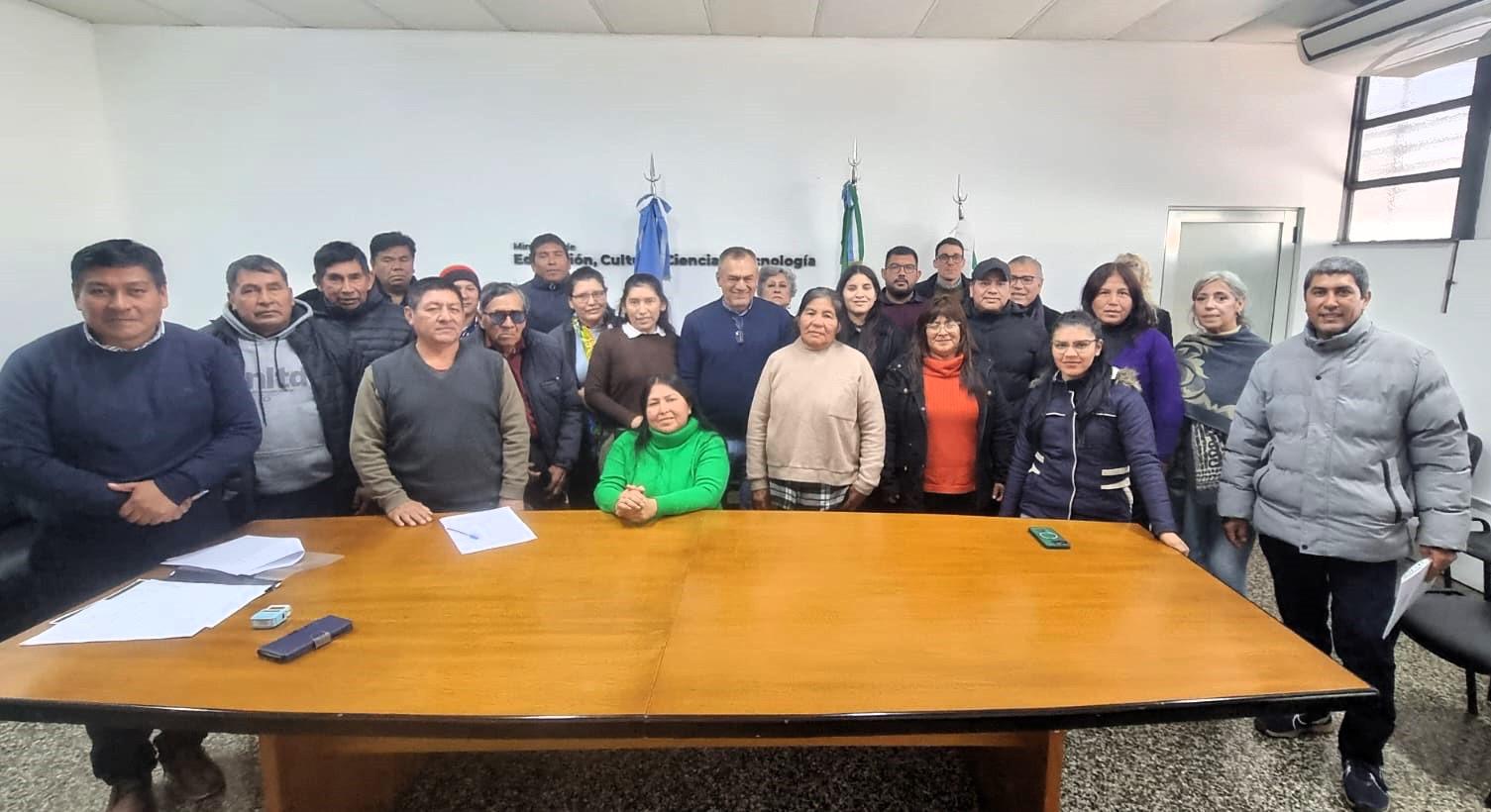 Educación y el Consejo Qompi de Pampa del Indio avanzan en la regularización de la escuela de gestión social