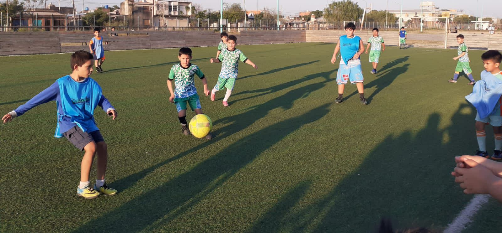 Encuentro de escuelitas de fútbol mixto en el Parque Urbano Tiro Federal