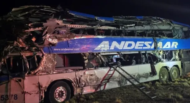 Tragedia en Santa Cruz: cuatro muertos por un choque entre un micro y un camión