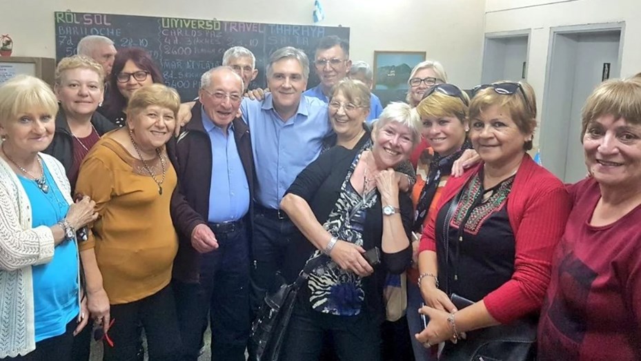 Llaryora aumenta el haber mínimo jubilatorio y otorga un bono a jubilados