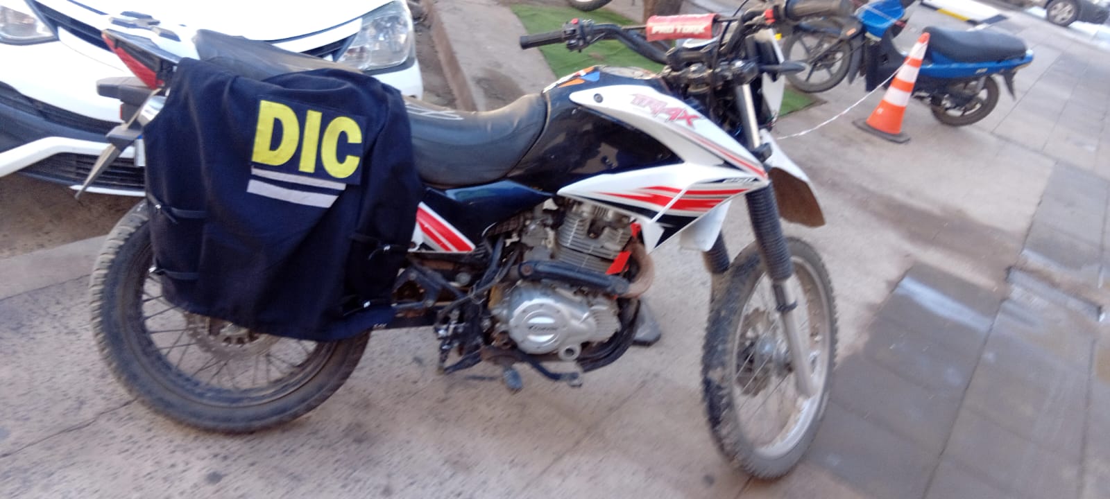 Hallaron una moto robada escondida en un descampado