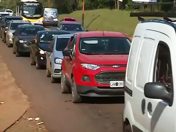 Boom de compras en la triple frontera: largas filas de autos para conseguir precios más accesibles