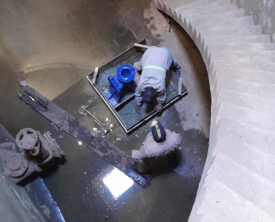 Sáenz Peña: SAMEEP acondiciona pozo cloacal para la instalación de nuevas bombas que aliviarán el sistema en la zona