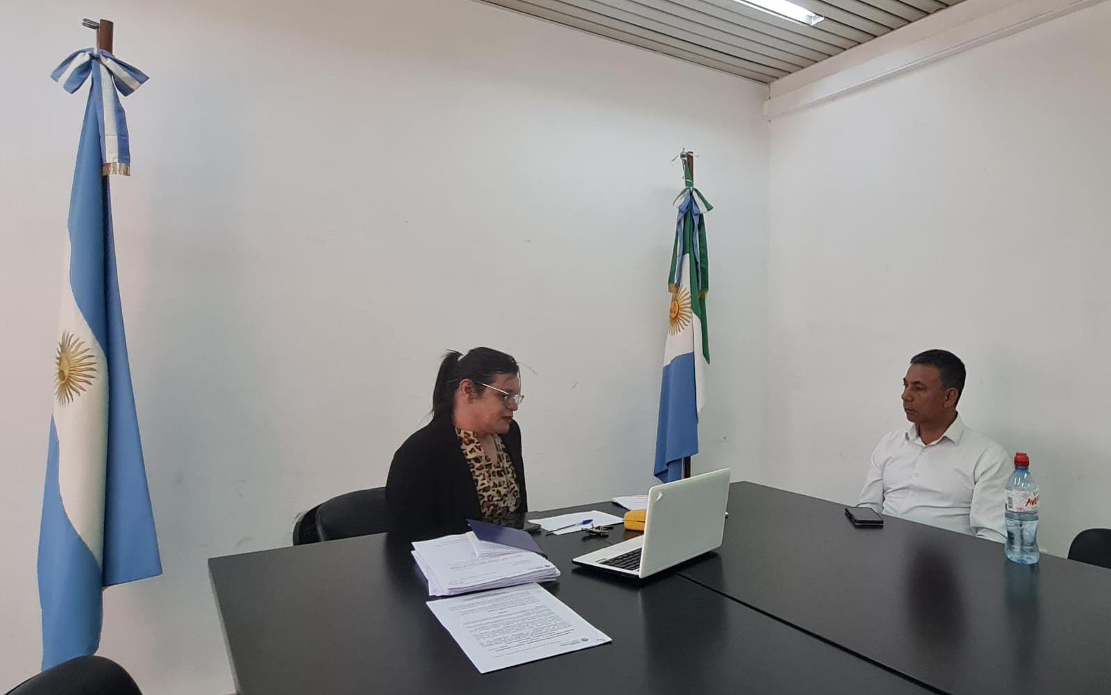 La Secretaria Comisión de Géneros, Diversidades, Familias, Niños, Niñas y Adolescentes del Poder Legislativo del Chaco, Mia Colussi, recibe  al Apóstol Javier Ledesma.