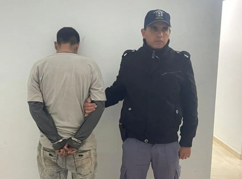 Charata: lo golpeó en la cabeza durante una reunión y escapó por los techos, pero fue detenido