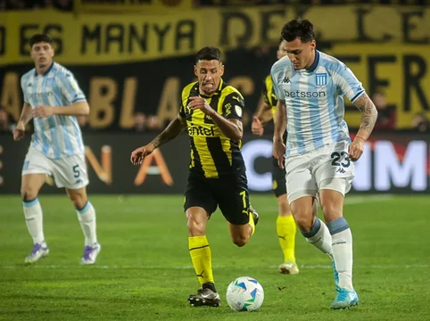 Los hinchas de Racing lanzaron fuegos artificiales frente al hotel donde se hospeda Peñarol