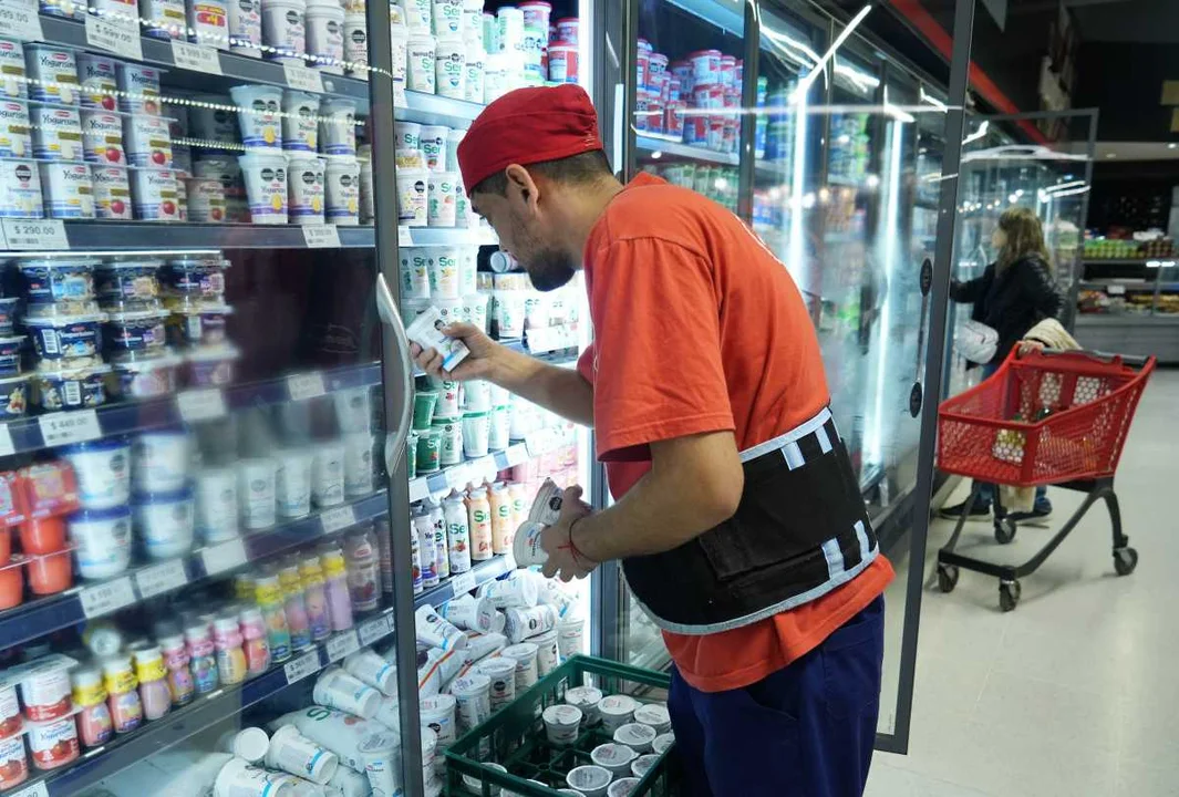 Por la suba del dólar, las alimenticias empezaron a remarcar y piden subas de hasta el 8%