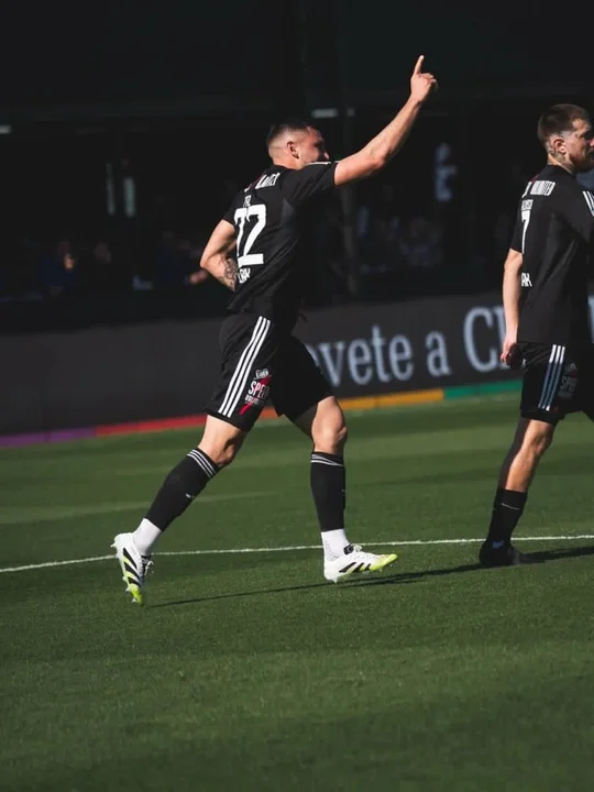 Riestra goleó a Sarmiento y se impuso con autoridad en el Bajo Flores