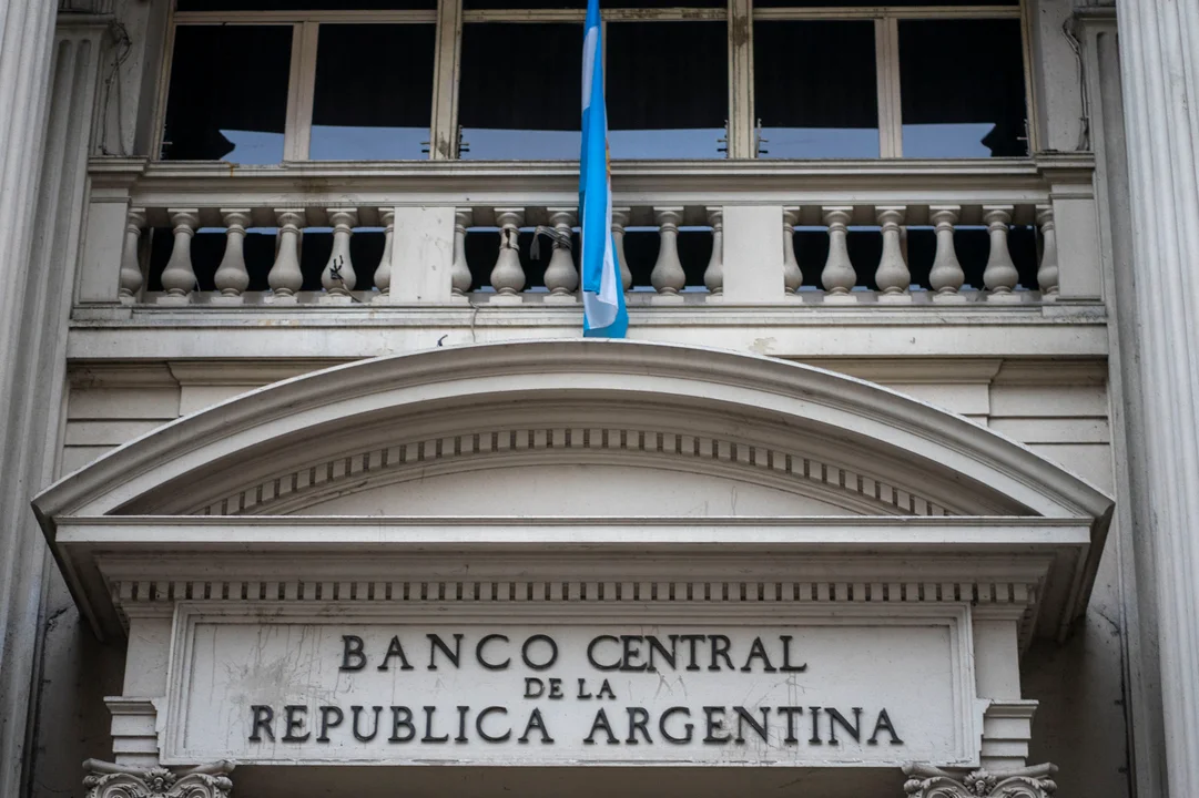 El BCRA impone nuevas normas para restringirle a los bancos la compra de dólares