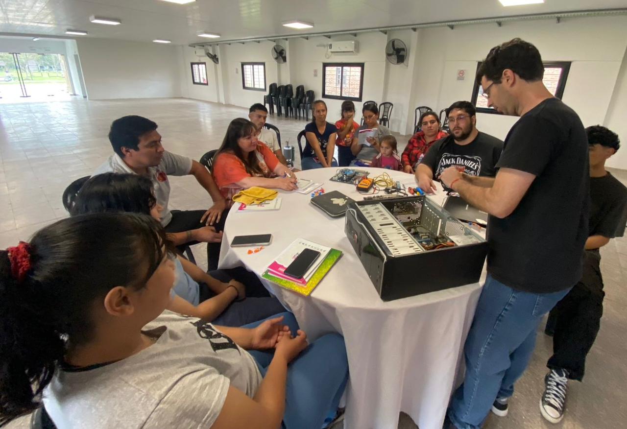 En San Martín y Pampa Almirón: amplia participación en el curso “reparación de equipos informáticos”