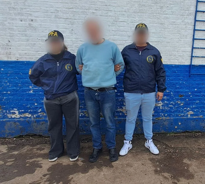 Detuvieron a un hombre de 61 años por liderar un prostíbulo que explotaba mujeres