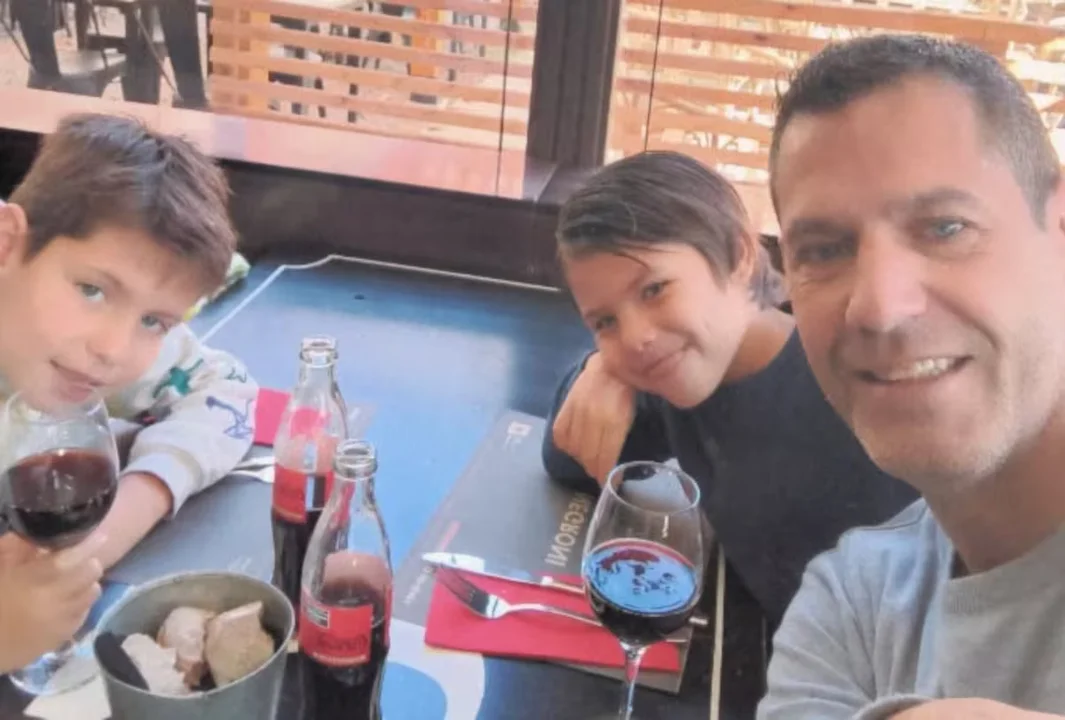 Se reencontró con sus hijos en Brasil después de la falsa denuncia: “Les voy a devolver la vida que merecen”