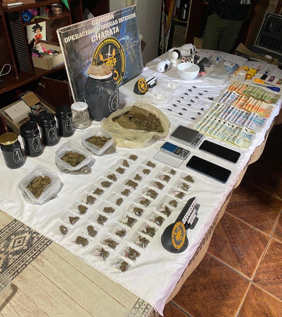 Una pareja y otra mujer fueron aprehendidas para comercializar estupefacientes desde sus domicilios.