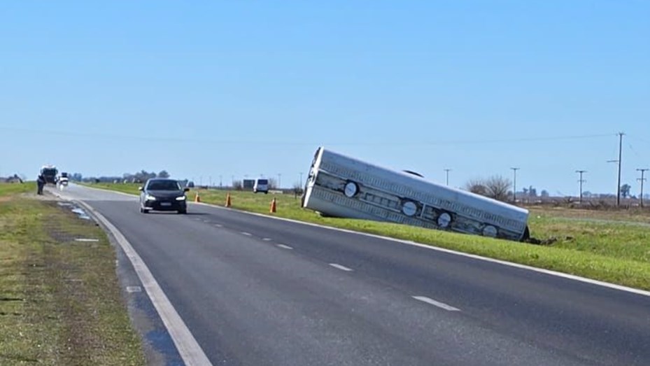 Volcó un camión cargado de aceite en la Autopista Rosario-Córdoba